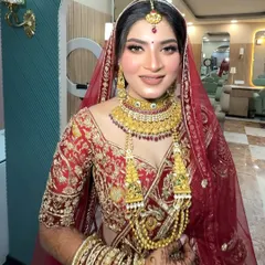 A close-up of this beautiful bride's final look. We chose a soft glam makeup style with defined eyes and a neutral lip to perfectly complement her heavy gold temple jewellery and red bridal saree.