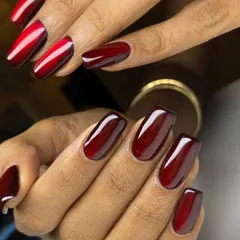 A beautiful cat-eye effect in a deep, rich red. This two-toned look shows the versatility of magnetic polish, with some nails featuring a full cat-eye and others a gradient effect.