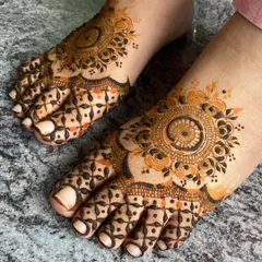 I also offer festive mehendi for feet. This design features a beautiful central mandala on the top of the foot, with detailed patterns extending over the toes for a complete and elegant look.