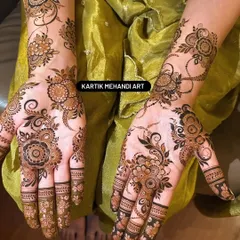 This is a classic Arabic floral design, characterized by bold flowers, leaves, and vines that flow gracefully across the hands. It's a timeless choice for any occasion.