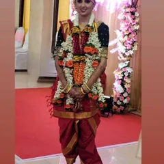 This bride is wearing a classic red Madisar, a symbol of heritage and grace. I teach the precise folding and tucking methods that give this drape its unique and beautiful structure.