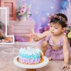The first touch! That moment of curiosity before the smashing begins is always one of my favorite shots to capture during a first birthday photoshoot.
