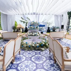 Inspired by the French Riviera, this daytime carnival setup in Goa was all about breezy elegance. The combination of a custom blue-and-white tiled floor, a flowing white canopy, and a central fountain overflowing with hydrangeas created a chic, playful, and relaxed atmosphere.