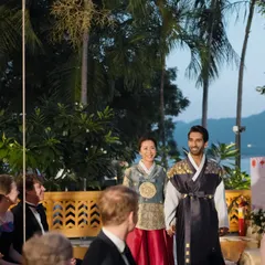 The couple makes their entrance to the Paebaek ceremony, dressed in stunning traditional Korean attire. I ensure that even fusion events have grand and meaningful moments like this.
