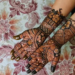A classic Indian design with a mix of floral and paisley motifs. The intricate patterns and dark stain make it a beautiful choice for any festive occasion.