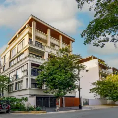Presenting a stunning neo-classical facade for a 390 sqyd corner plot in Rosewood, Gurgaon. I used clean, straight lines and subtle classical details to create a building that feels both bold and effortlessly elegant.
