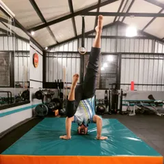 A demonstration of a one-legged headstand variation. This challenges your balance and core stability more than a standard headstand.