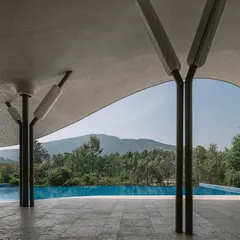 From inside the Aqua spa, the unique shape of the roof forms a natural archway, perfectly framing the view of the distant mountains and making nature a central element of the design.