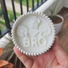The perfect Rakhi gift for a brother. This candle features "BRO" in wax letters, surrounded by a heart and flowers. All my products can be personalized for your loved ones.