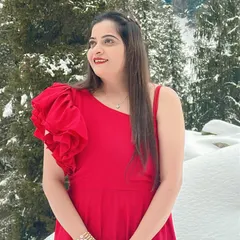 A closer look at the details of our red pre-wedding shoot gown. The structured ruffle on the shoulder adds a high-fashion touch to your photos.