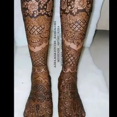 This intricate bridal foot and leg design extends up the calf, featuring beautiful floral bands and net patterns.