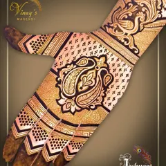 A classic paisley motif on the palm, surrounded by simple yet elegant patterns. This is a timeless choice for any guest.