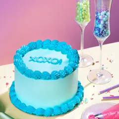 Another one of our vibrant "POP" cakes in a cheerful blue. These cakes can be customized with short messages like "XOXO" and are available in our most popular flavours, including chocolate salted caramel and double chocolate.