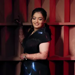 A Sangeet look straight out of a dream. This bride looks stunning in her structured black and blue gown, with radiant skin and bold eyes that sparkle.