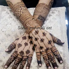 The back of the hands deserves just as much beauty. This elegant design features a delicate trail of lotus motifs, offering a graceful and sophisticated look.