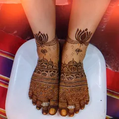 Your bridal henna isn't complete without beautiful designs for your feet. I create intricate patterns that look like stunning jewelry, from delicate anklets with lotus motifs to full coverage that complements your hand henna perfectly.