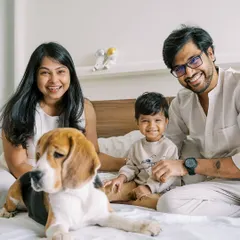 A perfect snapshot of a lazy morning at home with the whole family, including their beloved beagle. It's a challenge to get pets to cooperate, but the results are always worth it.