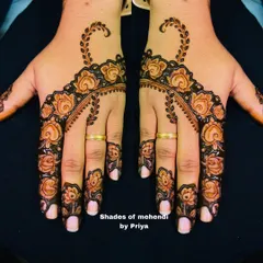 A lovely floral design on the back of the hands. The pattern creates a beautiful arch, decorated with roses and leafy vines.
