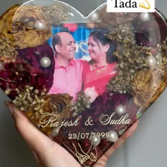 This heart-shaped resin frame was made to celebrate a beautiful love story. I preserved the couple's special flowers and photo, then engraved their names and anniversary date to create a timeless keepsake.