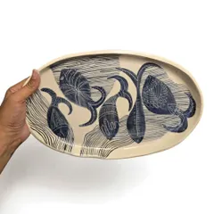 A closer look at the hand-painted details on my "Tide & Table" fish platter. Each plate is a unique artistic creation, meticulously shaped and painted to infuse warmth into your daily rituals.