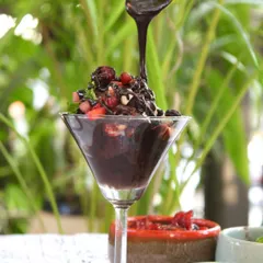 Our homemade chocolate sundae is pure joy in a glass. We layer our sweet potato brownie with scoops of vegan vanilla and chocolate ice cream, top it with berries, and drizzle it all with rich chocolate sauce.