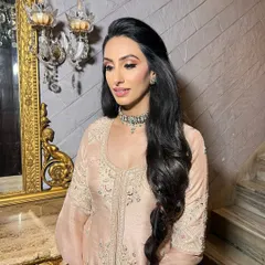 This is the perfect example of soft glam for a Roka or engagement. I focused on creating luminous, almost ethereal skin that doesn't feel heavy, paired with softly defined eyes and a natural pink lip. It’s all about looking fresh, radiant, and effortlessly beautiful for your special beginning.