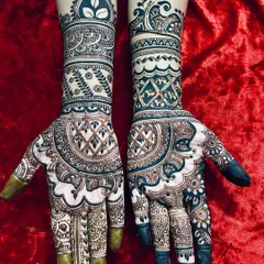 This design showcases bold, contrasting patterns with negative space to make the motifs pop. The dark henna paste creates a dramatic and eye-catching look, perfect for a bride.
