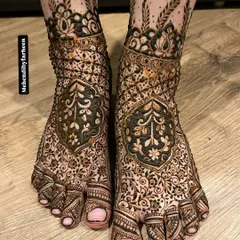 Your bridal mehendi is not complete without adorning your feet. I love creating designs that complement your hand mehendi, ensuring you are decorated from head to toe for your wedding day. This design features bold motifs balanced with delicate details.