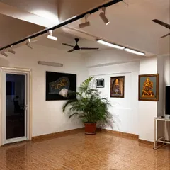 The main hall of our studio is a spacious, open area with professional track lighting. This flexible space can be configured for large group classes, exhibitions, or active art party games.