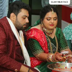 My makeup stays strong even during the after-wedding rituals. Despite the heat and wedding madness, this Gujarati bride's makeover looks super fresh and neat hours later.