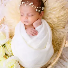 So small, so calm, so perfectly new. In my studio, your newborn's safety and comfort are my top priorities, allowing me to capture their peaceful innocence.