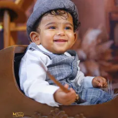 Look at that smile. Sitter sessions are so much fun, capturing that moment when your baby's personality really starts to shine. I have so many vintage and playful props to make these shoots special.