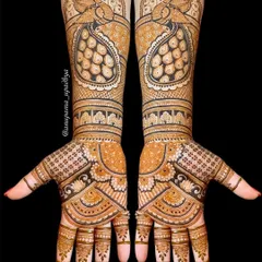 A design dedicated to the beauty of the peacock. Both hands feature large, elegant peacocks with detailed feathers, surrounded by classic jaali and floral patterns.