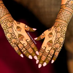 My back-hand designs are perfect for a sophisticated and elegant look. This piece features a delicate floral vine pattern complemented by hanging jhumka (bell) motifs, creating a look that is both modern and traditionally inspired.