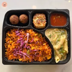 Another look at our popular fusion meal box. This option combines Italian penne pasta in a creamy sauce with flavorful Mexican rice, garlic bread, and appetizers, perfect for those who enjoy a mix of international cuisines.