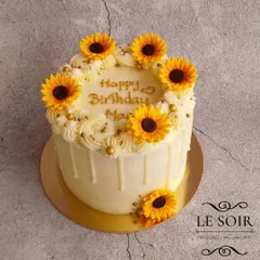 This white-on-white drip cake is a classic design that lets the sunflowers be the star. This half-kg Pineapple cake is perfect for a cheerful and elegant celebration.