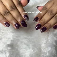 This almond-shaped soft gel extension set looks so chic with the dark plum color and the subtle gold glitter fade near the cuticle.