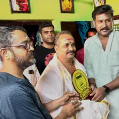Presenting a memento to our esteemed visiting Guru, Shri Peruvanam Sankaranarayanan Marar, as a mark of our respect.