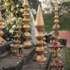 Traditional brass lamps and diyas adorned the steps leading to the mandap. These elements added a warm, divine glow and a touch of heritage to the modern design.