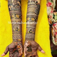 This design features a groom's portrait on one palm and a bride on the other, with the forearms depicting a royal palace scene and majestic peacocks.