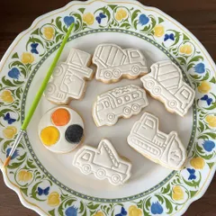 For all the little construction fans, this PYO cookie kit is a perfect match. It features a cement mixer, dump truck, bulldozer, and more. You can even pair it with a construction-themed birthday cake.