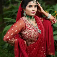 For a stunning Bollywood-inspired look, we paired this magnificent emerald and diamond-look choker and haara set with a rich red lehenga. This shows how I can help you create a dramatic and memorable style for your sangeet or reception.