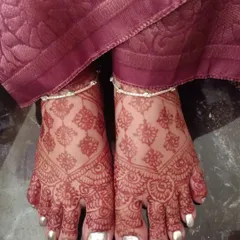 This is the final henna stain on a beautiful feet design. My organic henna paste develops into a rich, deep reddish-brown color after a day or two.