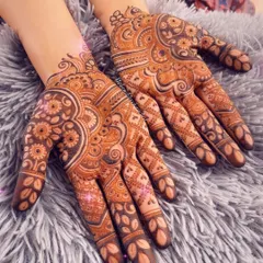 A closer look at the rich, dark stain of a detailed bridal mehendi. The combination of bold floral work and fine, intricate lines creates a stunning contrast.
