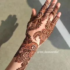 The sunlight hitting this Gulf henna design is just perfect. It highlights the clean lines and the beautiful flow of the pattern.