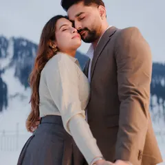 An intimate embrace to stay warm in the snowy landscapes of Kashmir. This destination pre-wedding shoot captures the cozy, romantic feeling of being the only two people in the world.