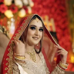 A bride's portrait is more than a photo; it's a timeless piece of her story. Here, I focused on capturing her grace and anticipation under the veil, a quiet moment of beauty before she begins her new chapter.