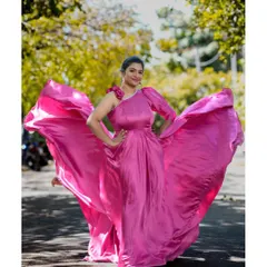 This vibrant pink satin one-shoulder gown is made for movement. The lightweight, flowing fabric creates a beautiful effect, perfect for a dynamic and joyful outdoor pre-wedding shoot.