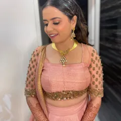A look that makes you glow and hair that makes you sparkle. This client is rocking a fun glitter hair look paired with soft, peachy makeup for a fresh and youthful vibe.