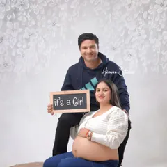 A happy announcement for a baby girl. Using a slate like this is a wonderful prop to include in your session and to share your joy with family and friends.